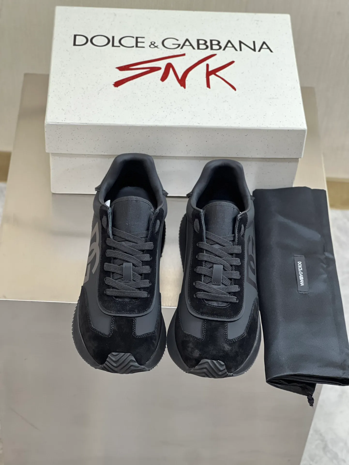 Factory price: 458💰••New product•• Dolce&G*_dgDolce&G*_dgDolce&G*_dgDolce&G*_dgDolce&G*_dgDolce&G*_dgDolce&G*_dgDolce&G*_dgDolce&G* 2024 new men's lace-up leather casual sneakers for early spring are made of imported suede cowhide spliced ​​with waterproof fabrics, mixed and matched color design, a fashionable and energetic sneaker that can easily meet the needs of modern dressing and highlight the contemporary lifestyle style. The foot is fully lined with cowhide for greater comfort. The tongue and heel are decorated with logos. It is equipped with a rubber outsole. The heel and toe are wrapped to further protect our feet. It is a model worth buying! Size: 39-44 (customized at 38.45)